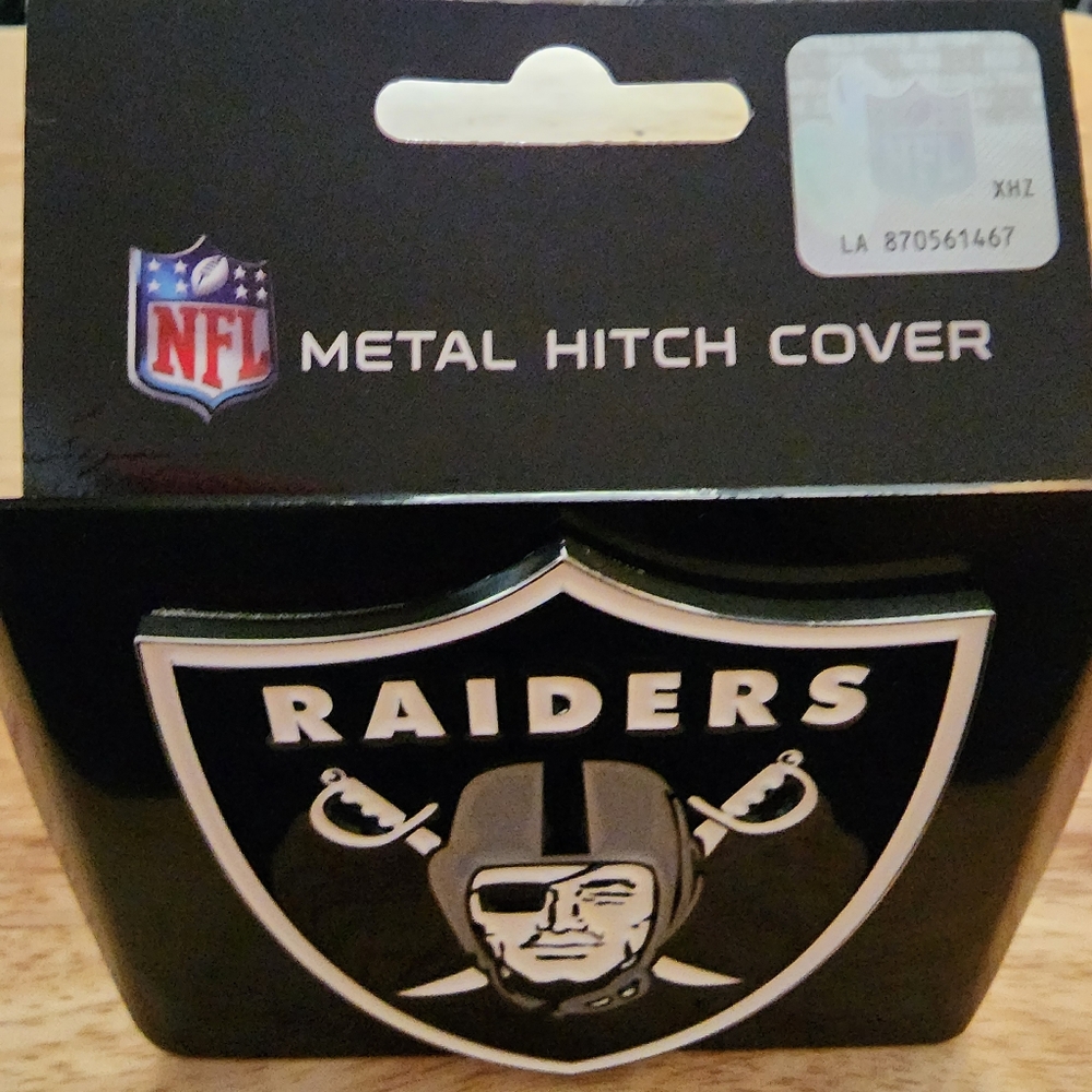 RAIDERS LEGENDARY LOGO METAL TOW HITCH COVER